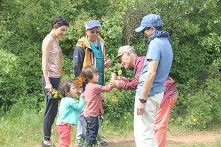 娱乐吃瓜酱爷爷打伞